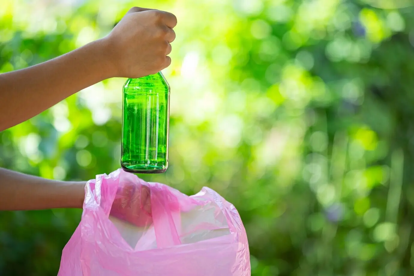 Müll in Müllsäcke kippen