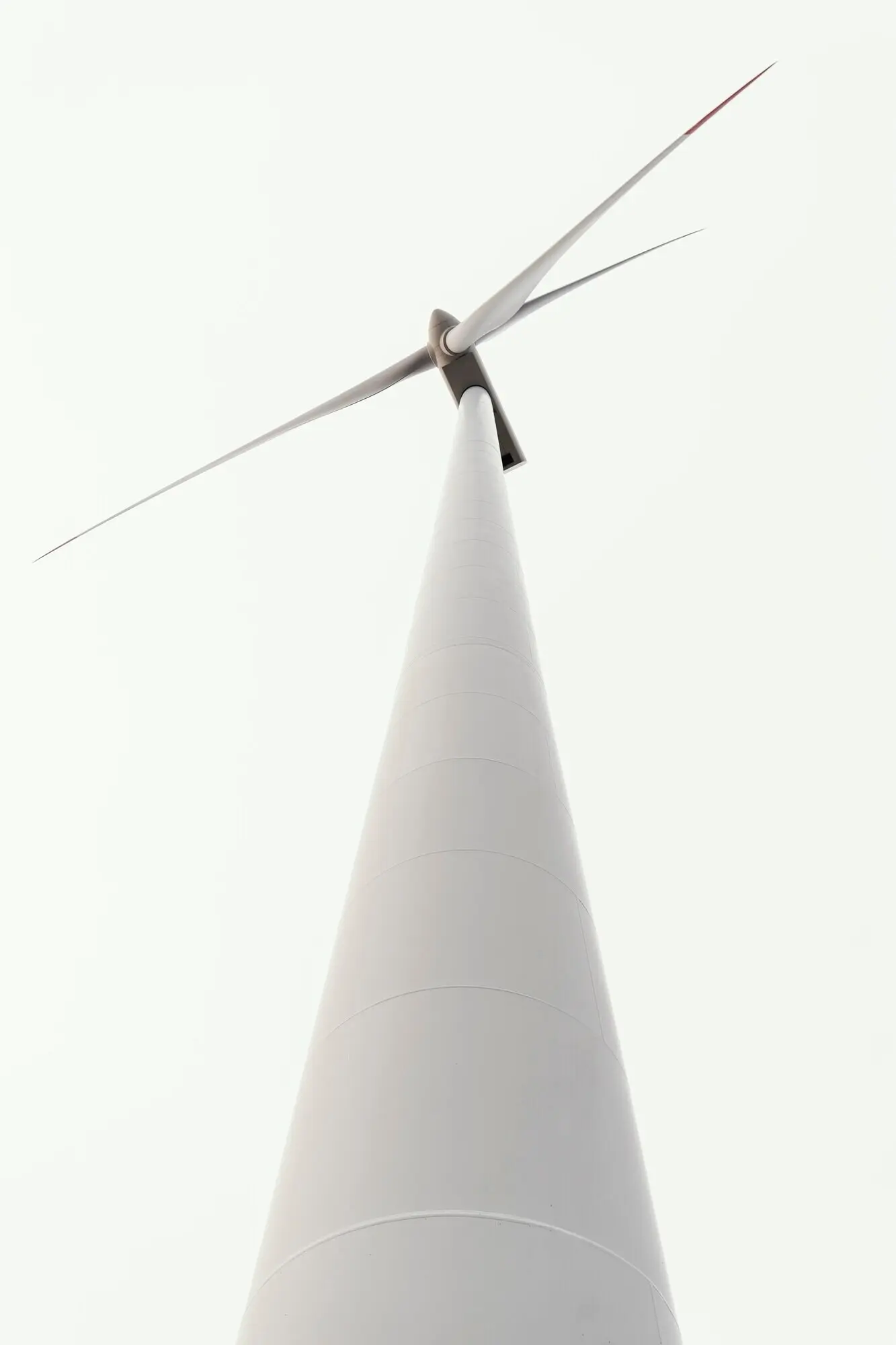 Tiefwinkelaufnahme einer Windturbine